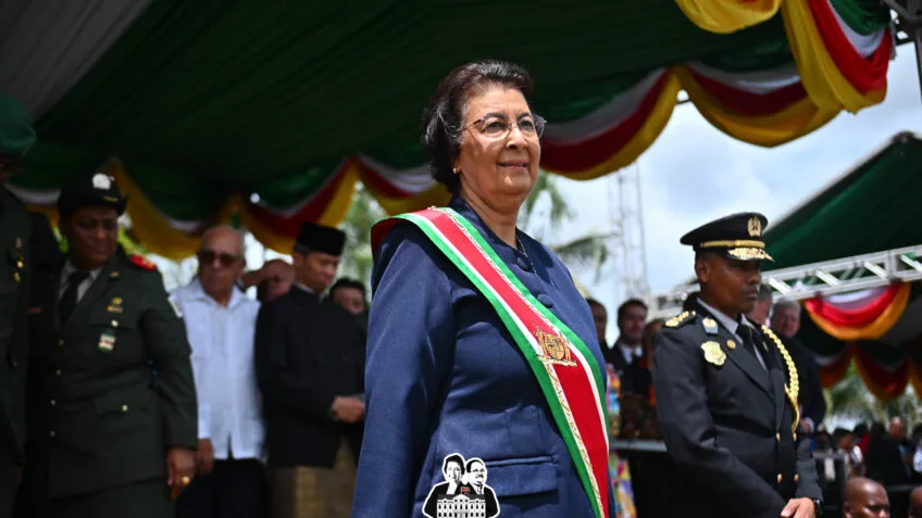 Jennifer Geerlings-Simons chega ao Planalto na 5ª feira (28.mai) para agenda de combate a organizações criminosas transfronteiriças ... Leia mais no texto original: (https://www.poder360.com.br/poder-governo/lula-discutira-obras-e-combate-ao-crime-com-pr