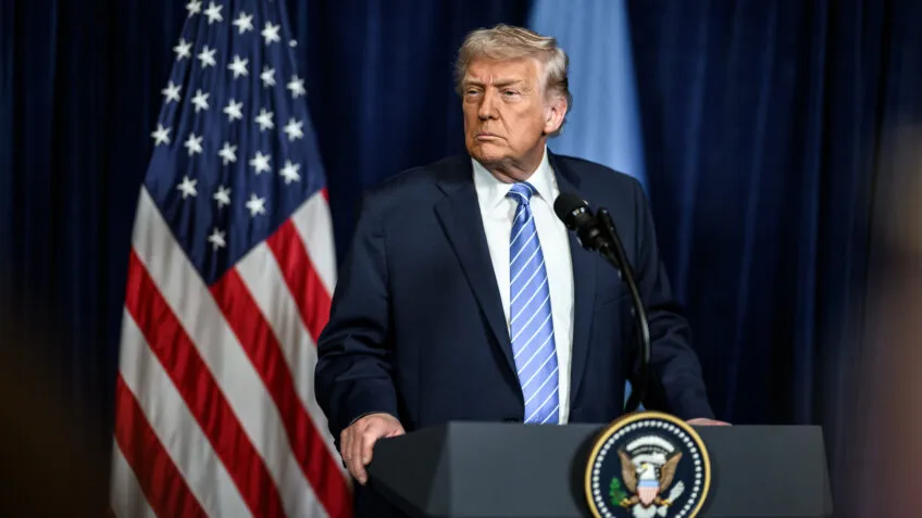 Governo Trump revogou 100 mil vistos de estrangeiros em 2025 ... Leia mais no texto original: (https://www.poder360.com.br/poder-internacional/eua-exigem-que-estrangeiros-voltem-a-seus-paises-para-pedir-green-card/) © 2026 Todos os direitos são reservado