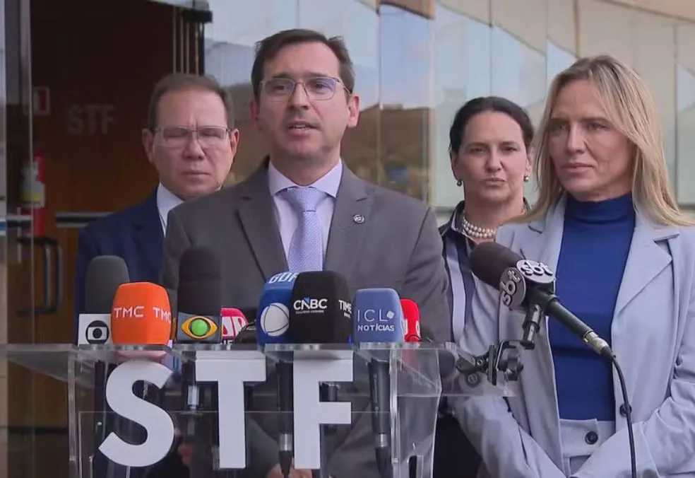 Presidente do BRB, Nelson Souza, advogado-geral da União, Flávio Roman, e governadora do DF, Celina Leão; GDF e União fecham acordo para viabilizar socorro bilionário ao BRB — Foto: TV Globo