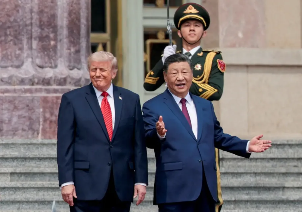 O presidente dos EUA, Donald Trump, participa de uma cerimônia de boas-vindas com o presidente chinês, Xi Jinping, no Grande Salão do Povo, em Pequim, China, em 14 de maio de 2026. REUTERS/Evan Vucci – TPX IMAGES OF THE DAY.