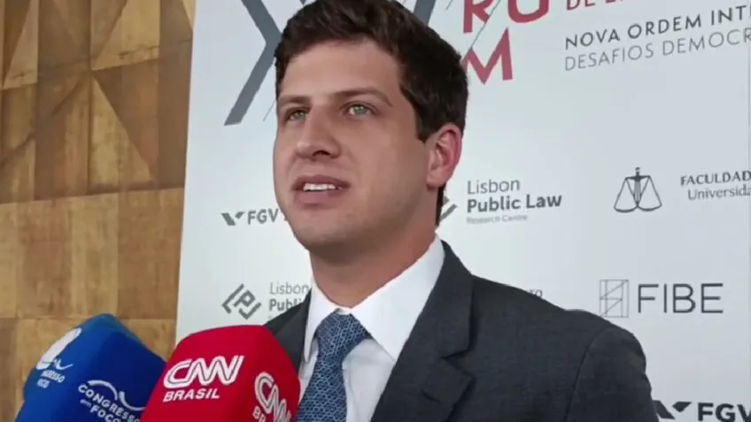 O presidente nacional do PSB e pré-candidato ao governo de Pernambuco, João Campos, no 14º Fórum de Lisboa, nesta 3ª feira (2.jun.2026)... Leia mais no texto original: (https://www.poder360.com.br/poder-internacional/e-explicito-o-interesse-de-atacar-o-p