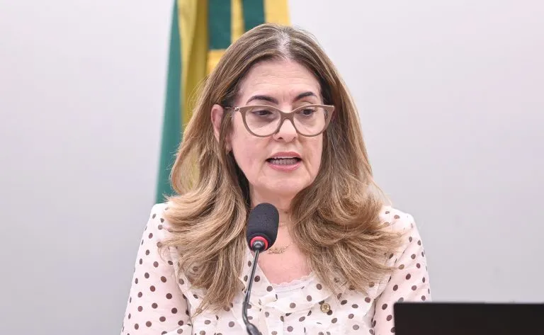 https://www.camara.leg.br/noticias/1281435-comissao-aprova-regras-para-uniformes-e-veda-vestimentas-que-violem-a-dignidade-do-empregado/