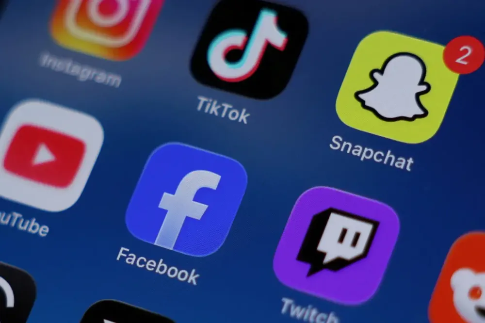 Reino Unido anuncia proibição de redes sociais para menores de 16 anos