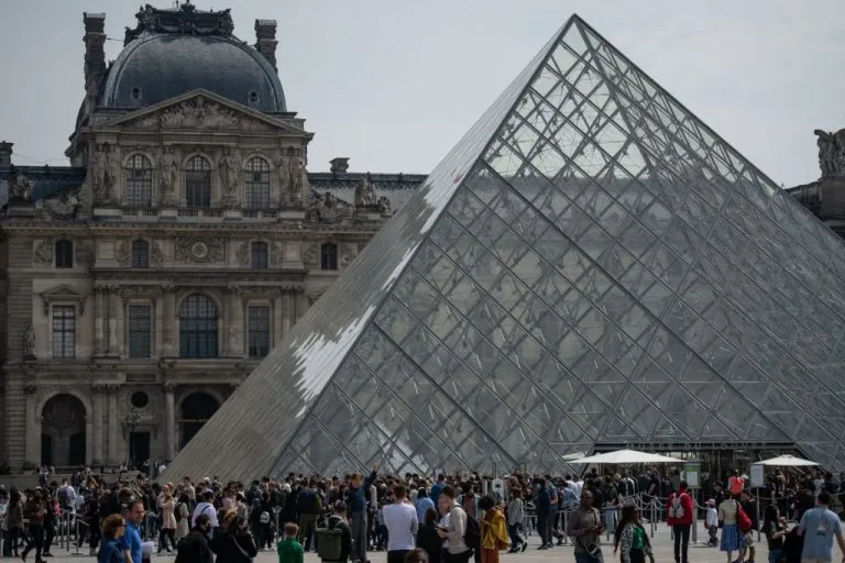 Novo presidente alerta que Museu do Louvre está “no limite”