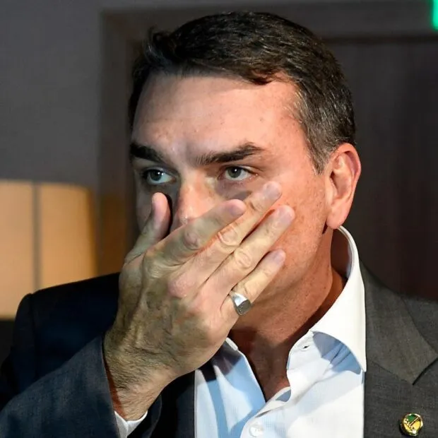 Flávio Bolsonaro chama condenação de Eduardo de “vingança”; petistas falam em “traição à pátria”