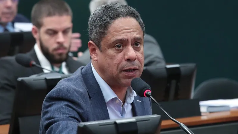 CCJ da Câmara aprova fim do ensino a distância em cursos da saúde