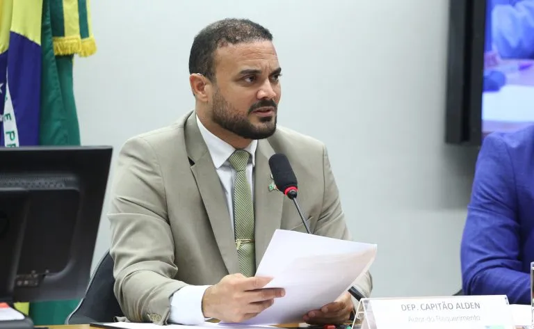 Comissão aprova proposta que autoriza porte de arma para corretores de imóveis