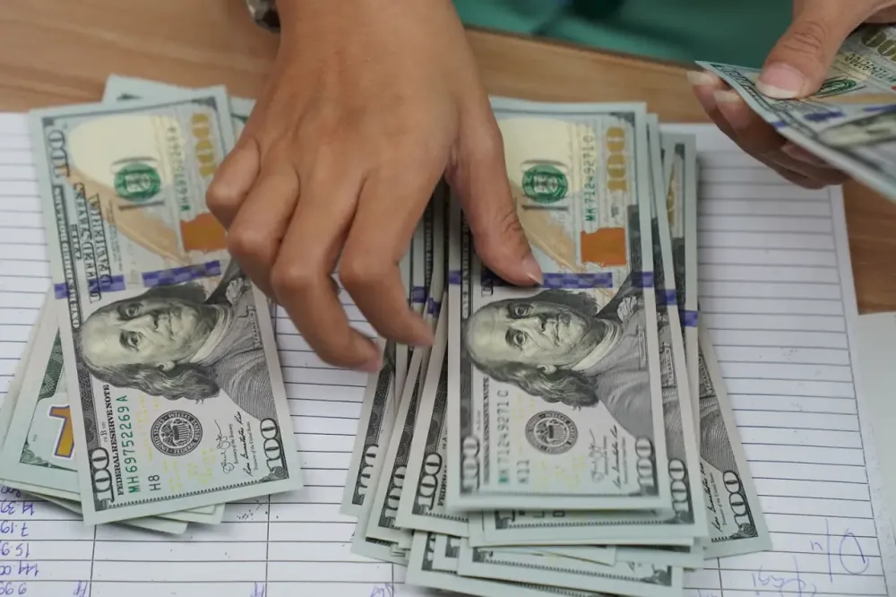 Dólar fecha semana em alta e mercado acompanha cenário internacional