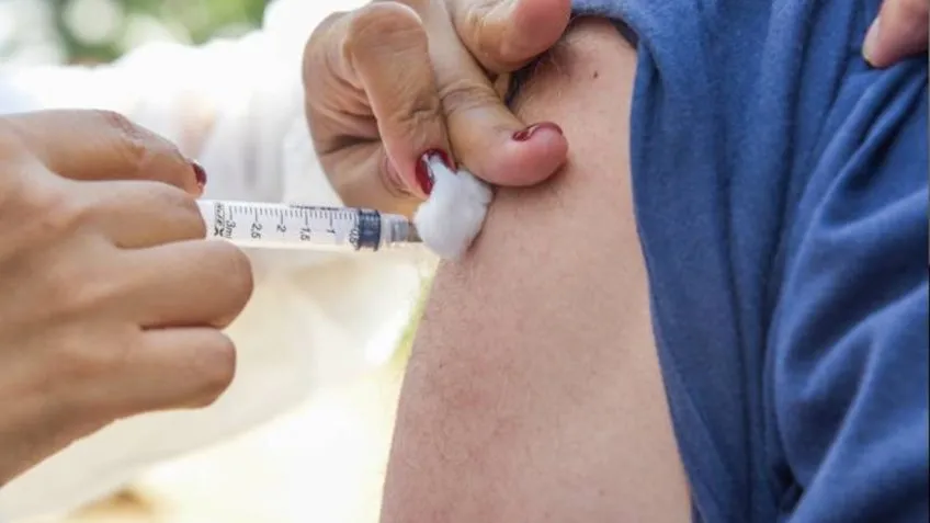 Governo adotou vacina do Butantan contra dengue sem aval de comissão, diz relatório