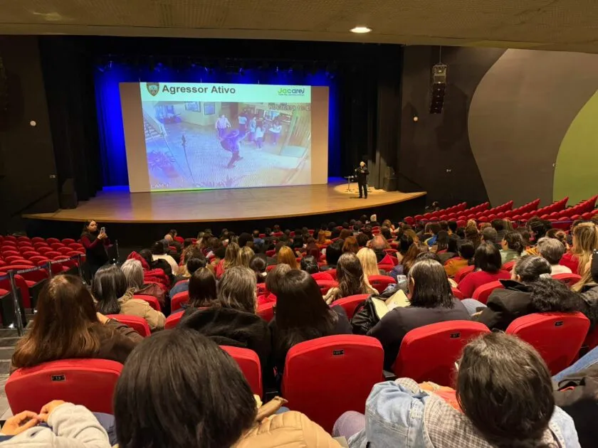 Profissionais da Educação recebem treinamento sobre uso de botão de emergência em escolas de Jacareí