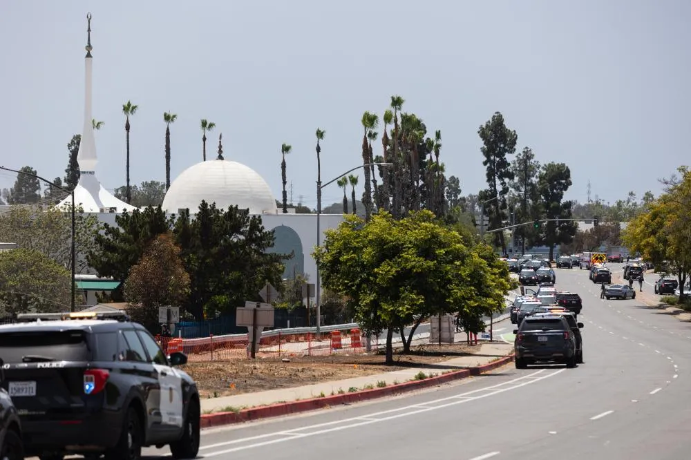 Policial em mesquita de San Diego, na Califórnia, em 18 de maio de 2026 — Foto: REUTERS/Mike Blake